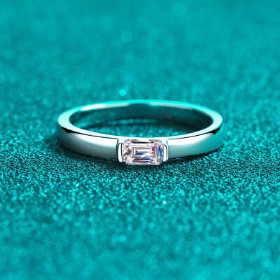 Alternative view of 【莫桑鑽】50分內嵌祖母綠切S925銀鍍鉑金戒指