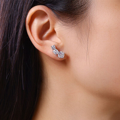 Alternative view of 【莫桑鑽】3.6克拉弧形三鑽S925銀鍍白金耳環