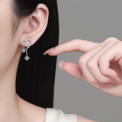 Alternative view of 【莫桑鑽】1.6克拉愛心圓鑽流蘇S925銀鍍鉑金耳環