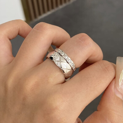 Alternative view of 【S925銀】斜劉海菱格帶鑽戒指