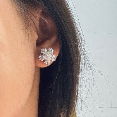 Alternative view of 【S925銀】輕奢爆閃梯方鑽滿鑽雪花耳環