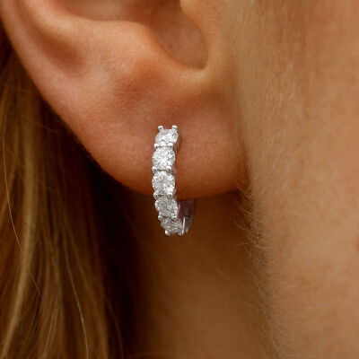 Alternative view of 【莫桑鑽】10分小圓鑽S925銀鍍金耳扣耳環