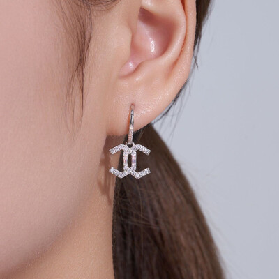 Alternative view of 【莫桑鑽】小香風滿鑽X交叉S925銀鍍白金鉤式耳環