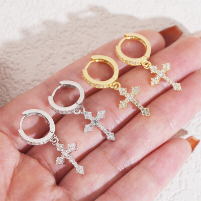 Alternative view of 【莫桑鑽】滿鑽十字架925銀鍍金莫桑石耳環